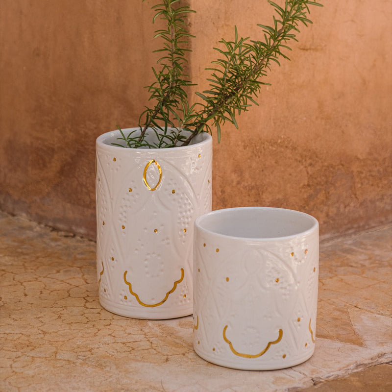 Engraved vase - white gold